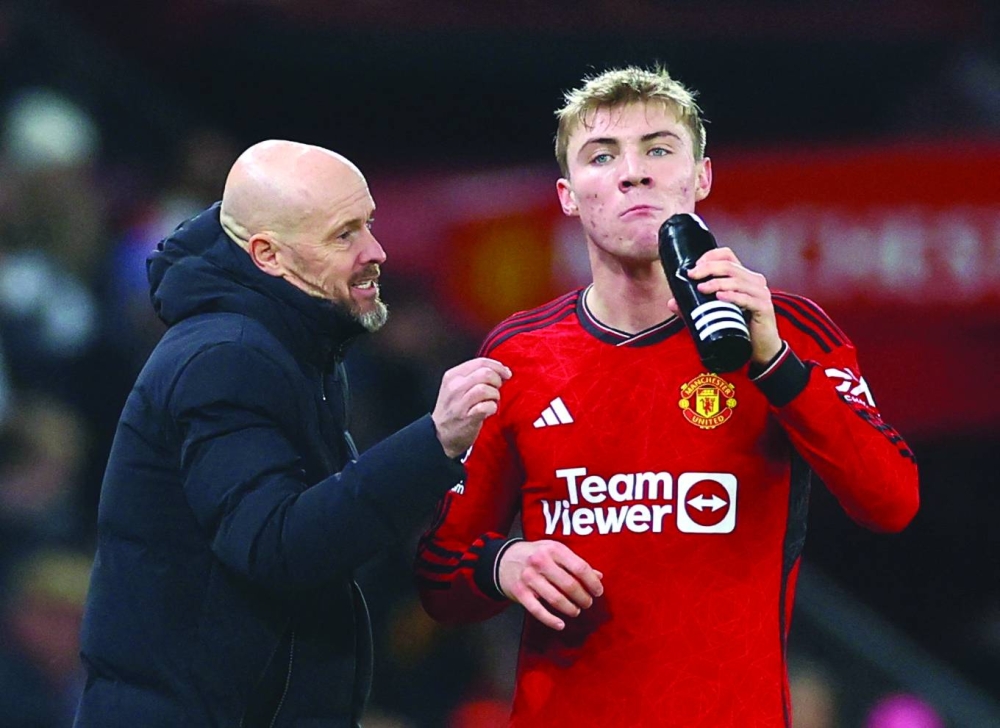 Manchester United manager Erik ten Hag (left) gives instructions to forward Rasmus Hojlund during Tuesday night’s Premier League match against Aston Villa at Old Trafford. (Reuters)