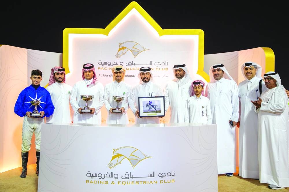 
Mohamed Ali al-Athba, Member of the Central Municipal Council, crowned the winners of the feature event of the Muaither Cup race meeting.
 