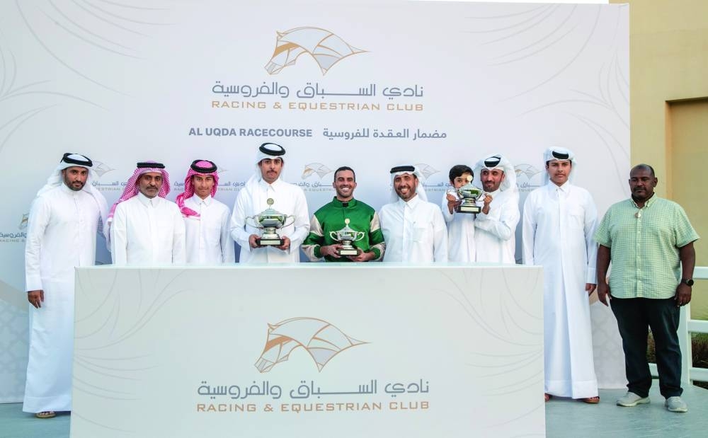 
Abdulaziz Jassim al-Boenain, Al Uqda Complex Manager, presented the trophies to the winners. 