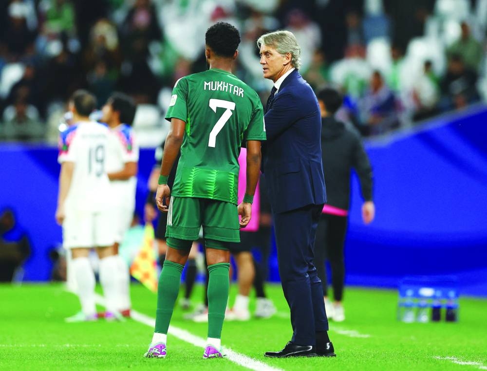Saudi Arabia coach Roberto Mancini gives instructions to Mukhtar Ali during the match against Thailand at Education City Stadium on Thursday. (Reuters)