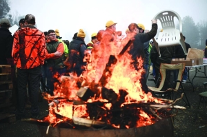 French farmers continue protests despite concessions - Vimarsana News