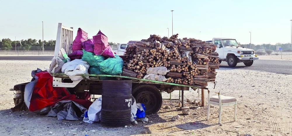 مطلوب إلزام البائعين بالكشف عن مصادر الحطب المحلي
