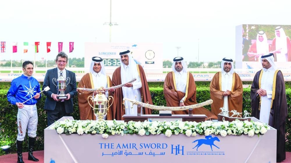 His Highness the Amir Sheikh Tamim bin Hamad al-Thani presents HH The Amir Silver Sword to connection of Molfit at the Qatar Racing and Equestrian Club’s Al Rayyan racecourse on Saturday. QREC Chairman Issa bin Mohamed al-Mohannadi and Vice-Chairman Hamad bin Abdulrahman al-Attiya are also seen in the picture.