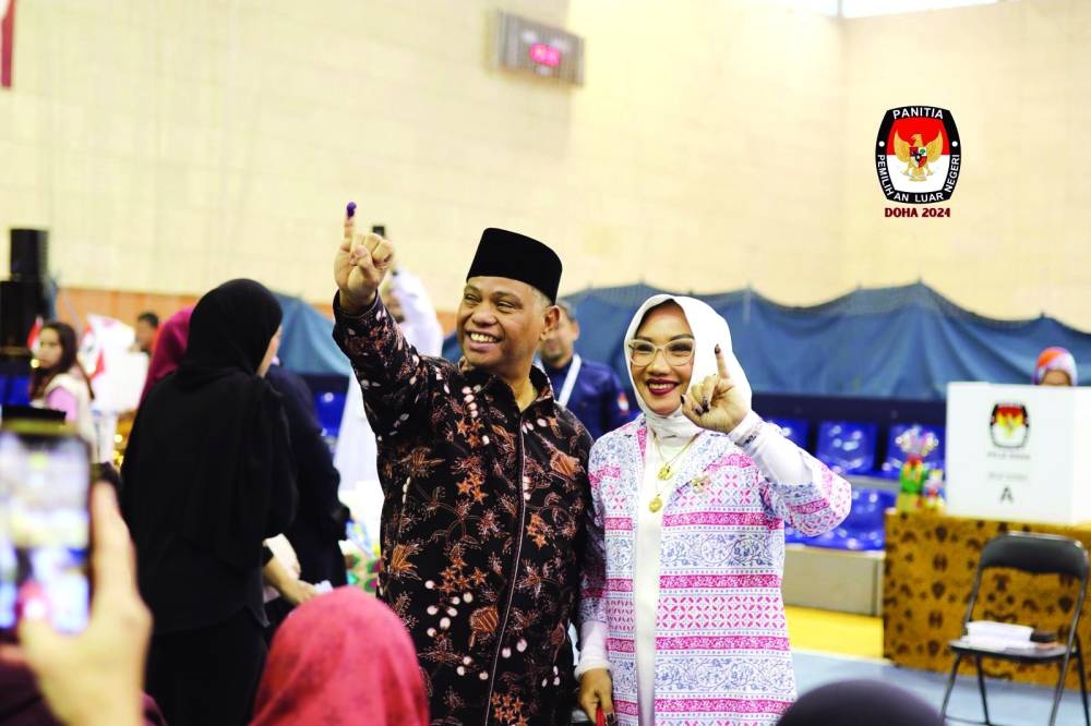 Indonesian ambassador Ridwan Hassan and his wife cast their votes in Qatar for the Indonesian overseas general election recently.