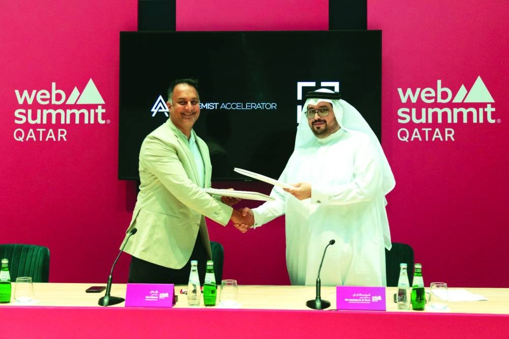 Sheikh Abdulla bin Mubarak al-Thani and Ravi Belani exchanging the agreement.