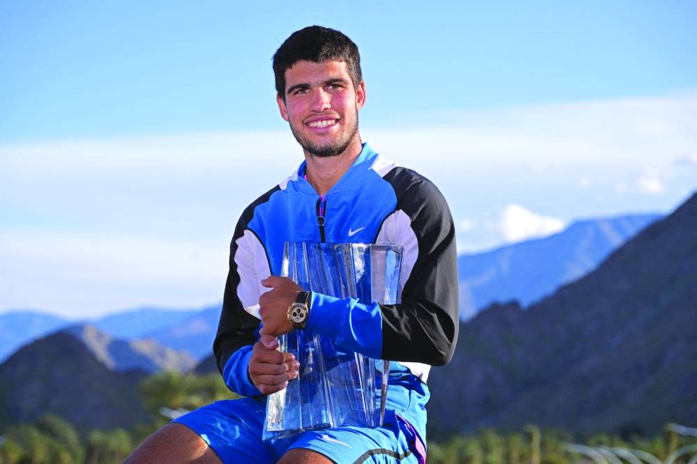 
Alcaraz with the winner’s trophy. (AFP) 