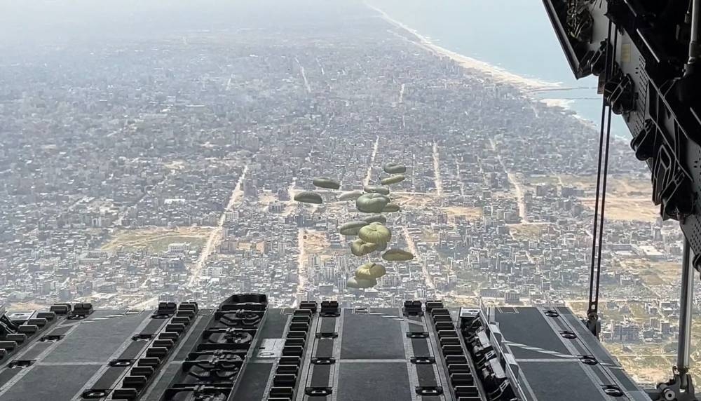 A400 military aircraft releasing parachutes with 11.000 tons food rations as part of humanitarian aid over the Gaza Strip. AFP/SPAIN'S MINISTRY OF DEFENCE AND MINISTRY OF FOREIGN AFFAIRS, EUROPEAN UNION AND COOPERATION 
