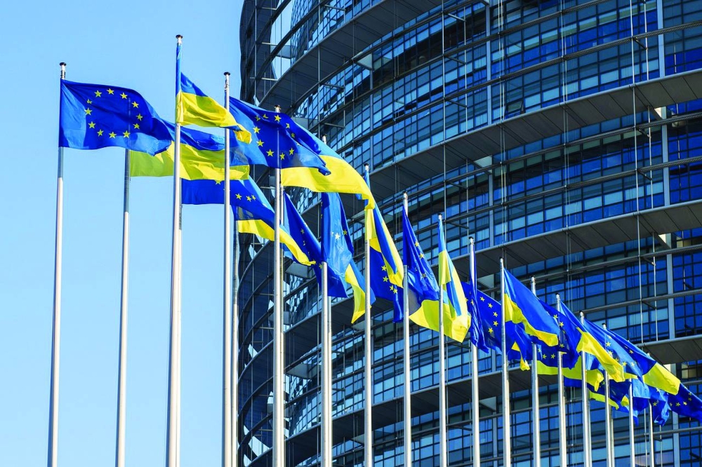 
Thirty-five years after the decisive Polish election that ended communism in the country, Europe is facing its own High Noon, according to the writer. 