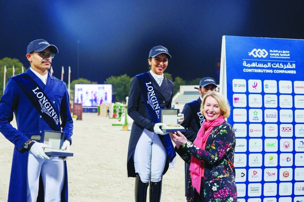 
Maryam Ahmed al-Semaitt receives her award after winning Dressage Medium (Level 1) contest. 