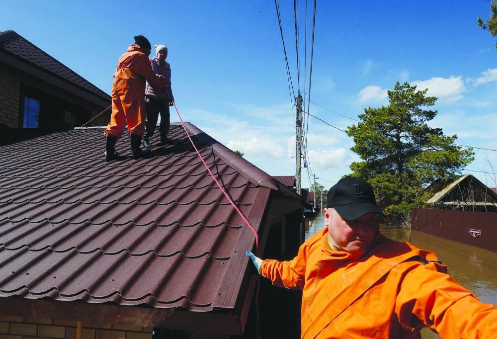 
A resident is evacuated by members of Kirov’s Regional Fire and Rescue service in Orenburg. 