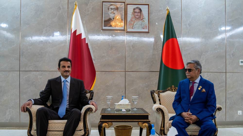 His Highness the Amir Sheikh Tamim bin Hamad al-Thani and Bangladesh president Mohammed Shahabuddin hold an official discussion session. 