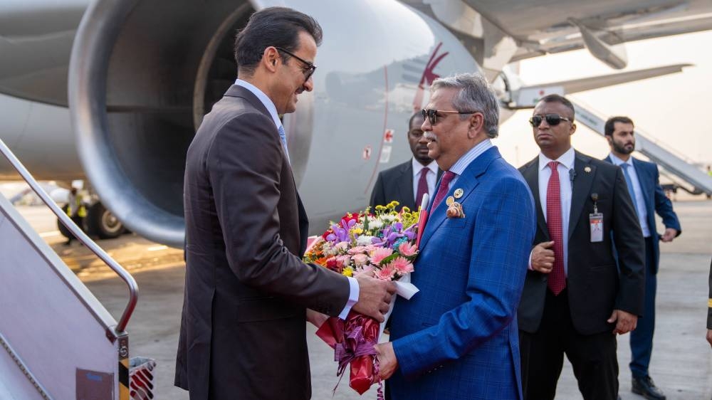 The President of the People's Republic of Bangladesh Mohammed Shahabuddin welcomes His Highness the Amir Sheikh Tamim bin Hamad al-Thani upon arrival at Hazrat Shahjalal International Airport.