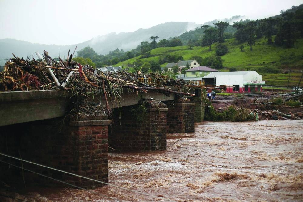
Debris piles up on a bridge over the Pardinho River after heavy rains in Sinimbu, in the Vale do Rio Pardo region of Rio Grande do Sul, Brazil, yesterday. 
