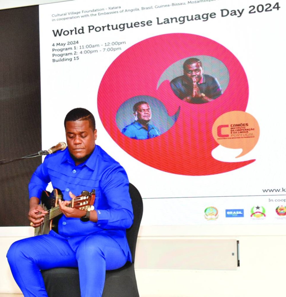 Angolan singer Gelsom Castro performing at the event.