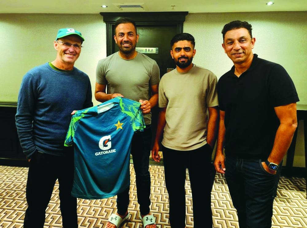 
Pakistan new white-ball coach Gary Kirsten (left) has joined the team in Leeds ahead of the series against England. Kirsten met with captain Babar Azam (second right), assistant coach Azhar Mahmood (right) and Wahab Riaz. (@TheRealPCB) 