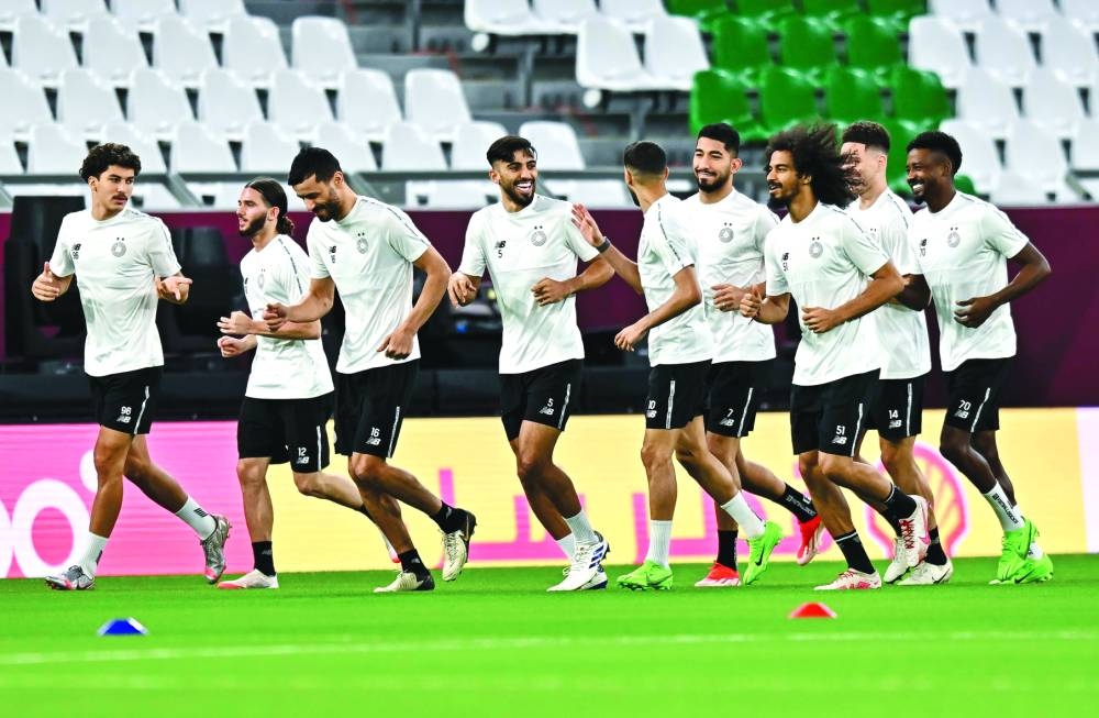 Al Sadd (left) and Qatar SC players train on Thursday at the Education City Stadium, on the eve of their Amir Cup final showdown. PICTURES: Noushad Thekkayil