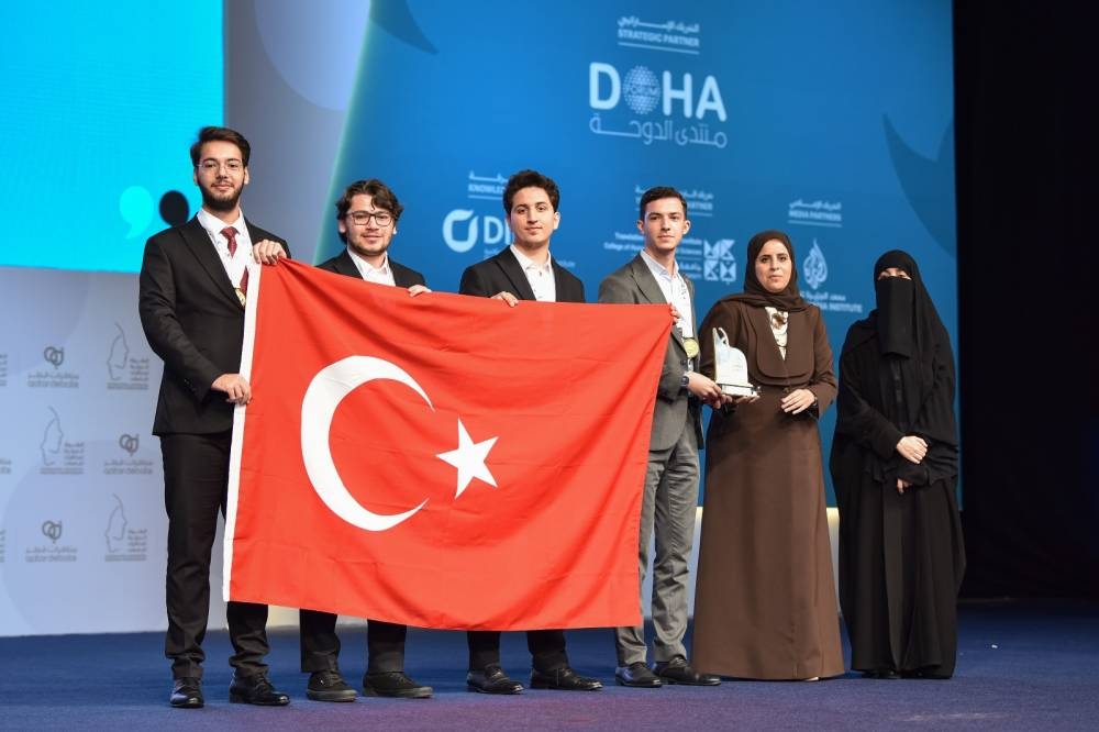 Abeer al-Khalifa presenting the award to the winners in the non-native Arabic winners.