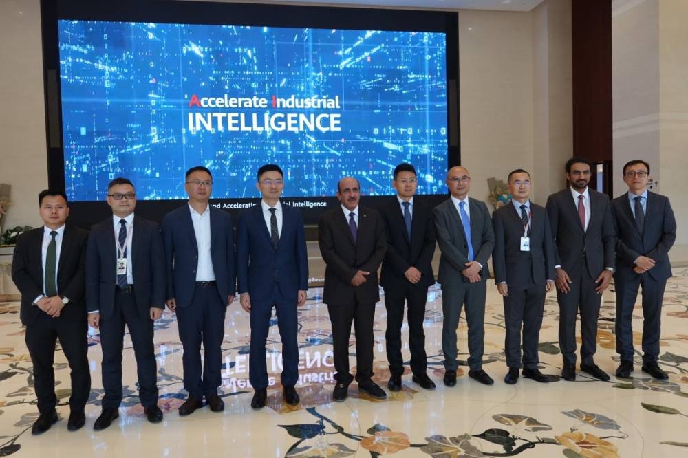 HE the Minister of Transport Jassim bin Saif Al Sulaiti during a visit at Yutong e-bus factory in China.