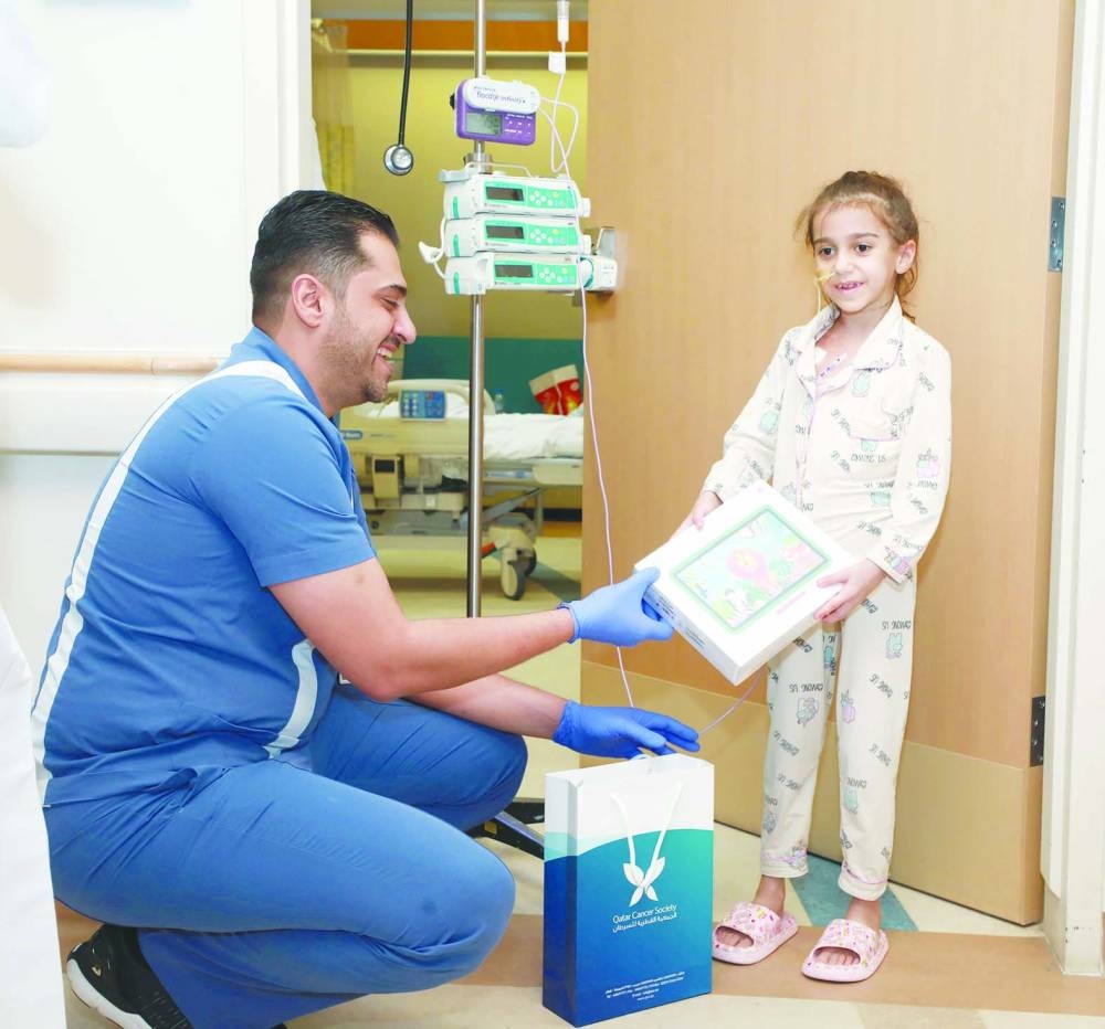 The visit aimed to provide psychological and emotional support to the sick children.