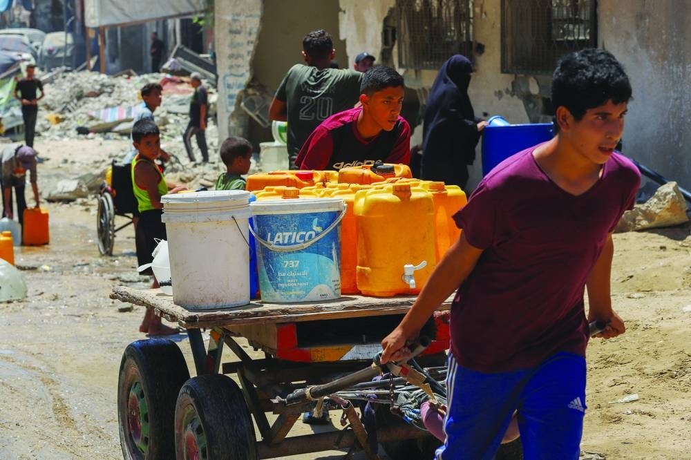 Palestinians gather to collect water amid shortages as the conflict between Israel and Hamas continues, in Khan Younis in the southern Gaza Strip, July 29, 2024. REUTERS/Hatem Khaled