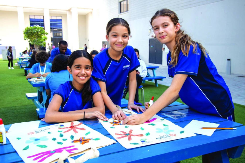 
Right: Girls taking part in one of the activities of the Eco-School programme. 