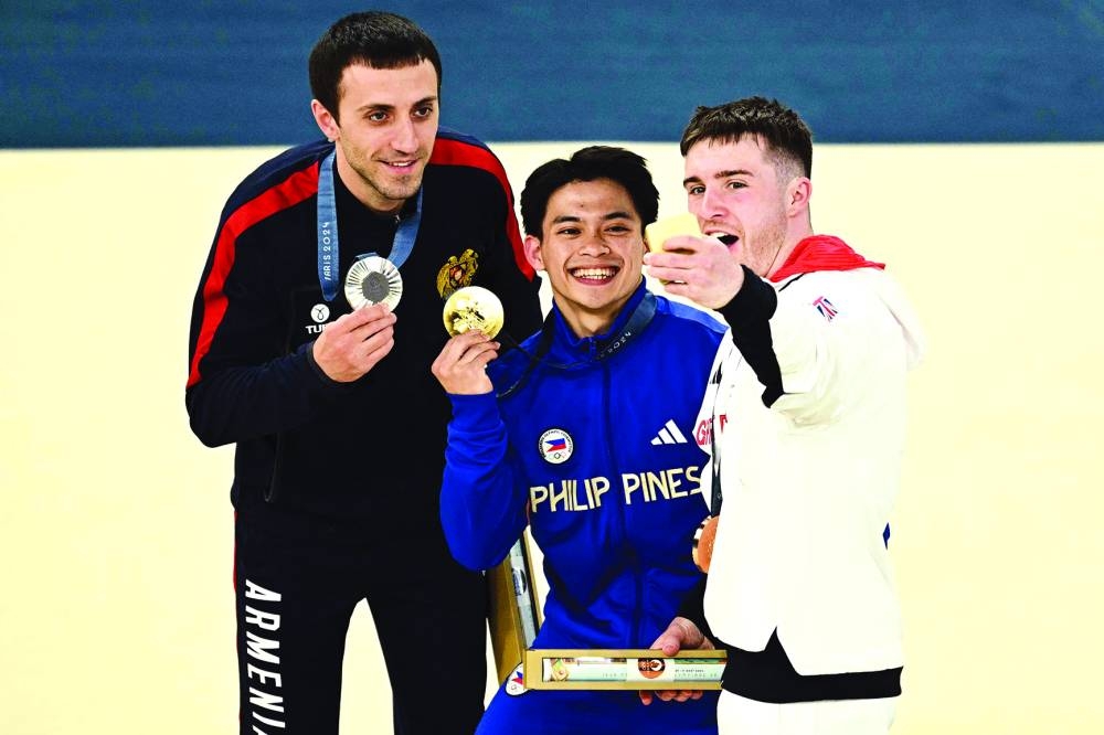 
LeFt to right: Armenia’s Artur Davtyan (silver), Philippines’ Carlos Edriel Yulo (gold) and Britain’s Harry Hepworth (bronze) pose for a selfie during the podium ceremony for the men’s vault event yesterday. (AFP) 