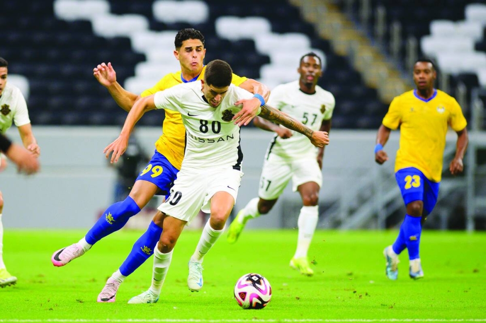 
Al Gharafa’s Jamal Hamed (left) and Shabab Al Ahli’s Breno Cascardo vie for the ball. 