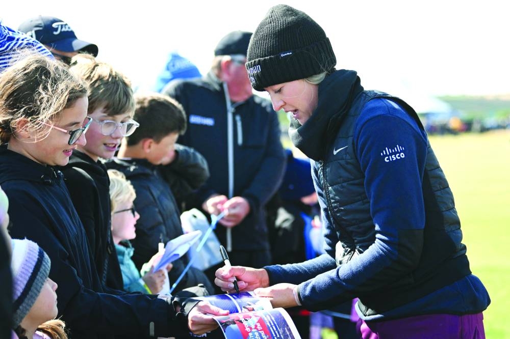 
Nelly Korda of the US signs autographs for fans at the end of the second round of the 2024 Women’s British Open Golf Championship on the Old Course at St Andrews, Scotland, on Friday. (AFP) 