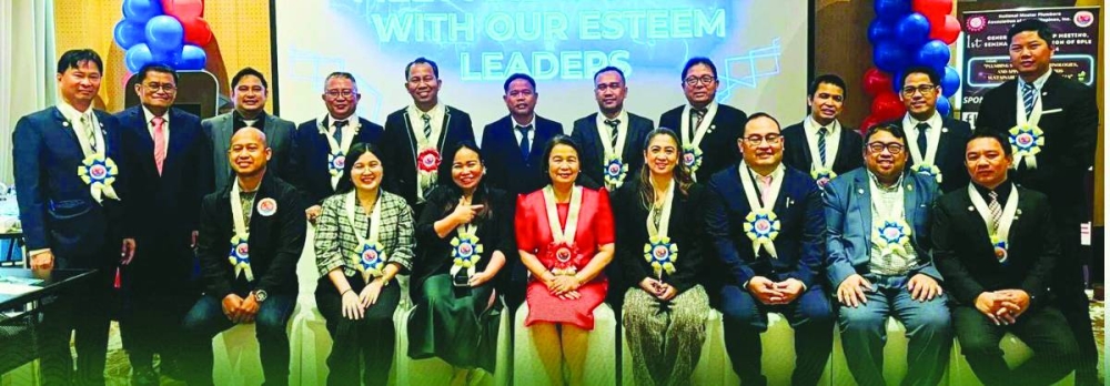 
The envoy with officials of the National Master Plumbers Association of the Philippines – Qatar Chapter. 