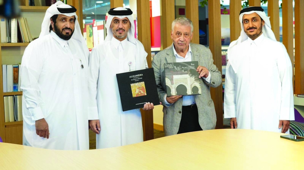Officials with noted Spanish scholar and author Jerónimo Páez López during his visit to the Urban Planning Sector headquarters.