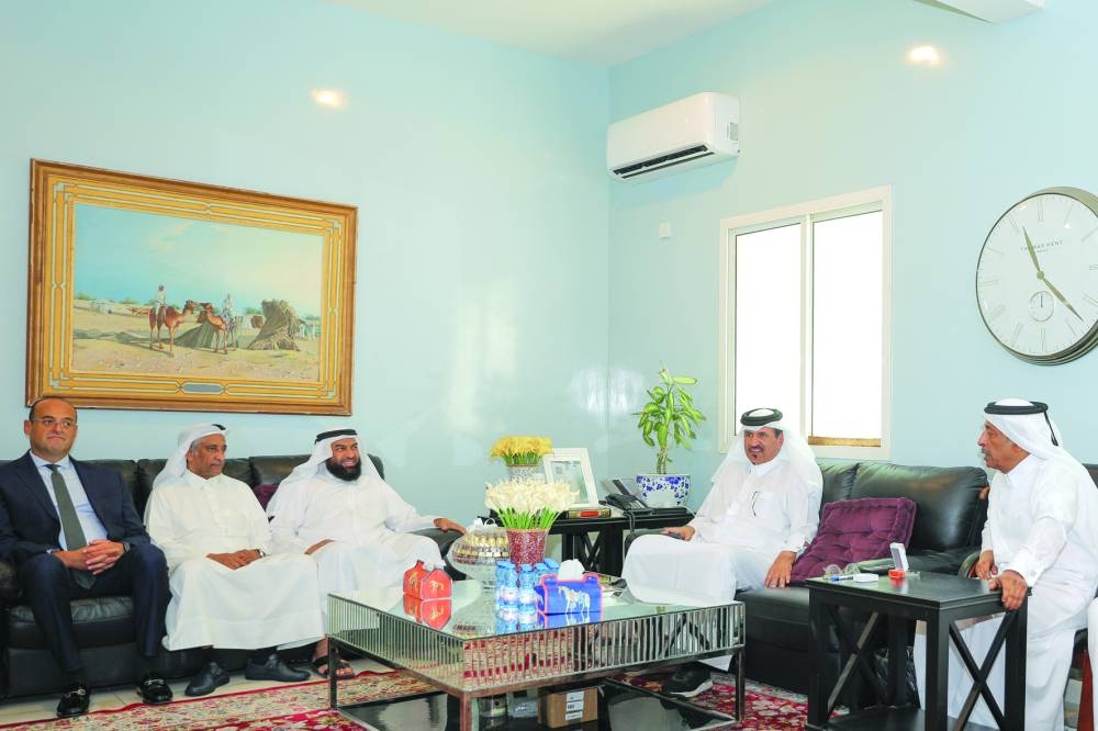 A delegation of businesspersons from Mozambique visited the Qatar Polymer factory in the industrial area, observed its production processes, and discussed potential co-operation opportunities with the Qatari side.