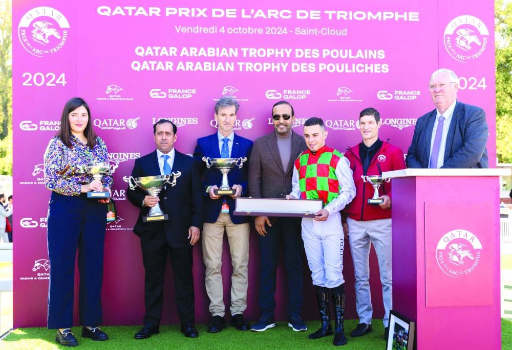 
QREC Chairman Issa bin Mohammed al-Mohannadi with the connections of Mutaz, which won the Qatar Arabian Trophy Des Poulains (colts). 