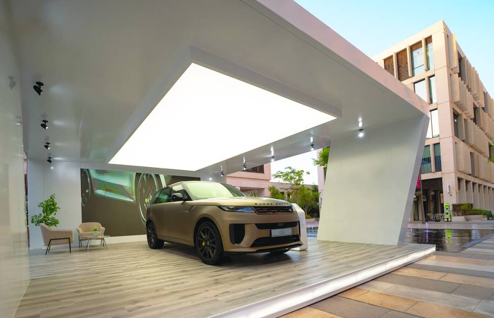 Until December 31, this captivating installation will showcase different Range Rover models starting with the inspiring Range Rover Sport SV.