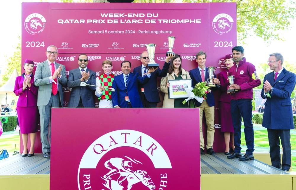 
Issa bin Mohammed al-Mohannadi, QREC Chairman, crowned the winners of the Gr 1 PA Qatar Arabian Trophy Des Juments - won by Are’ej. 