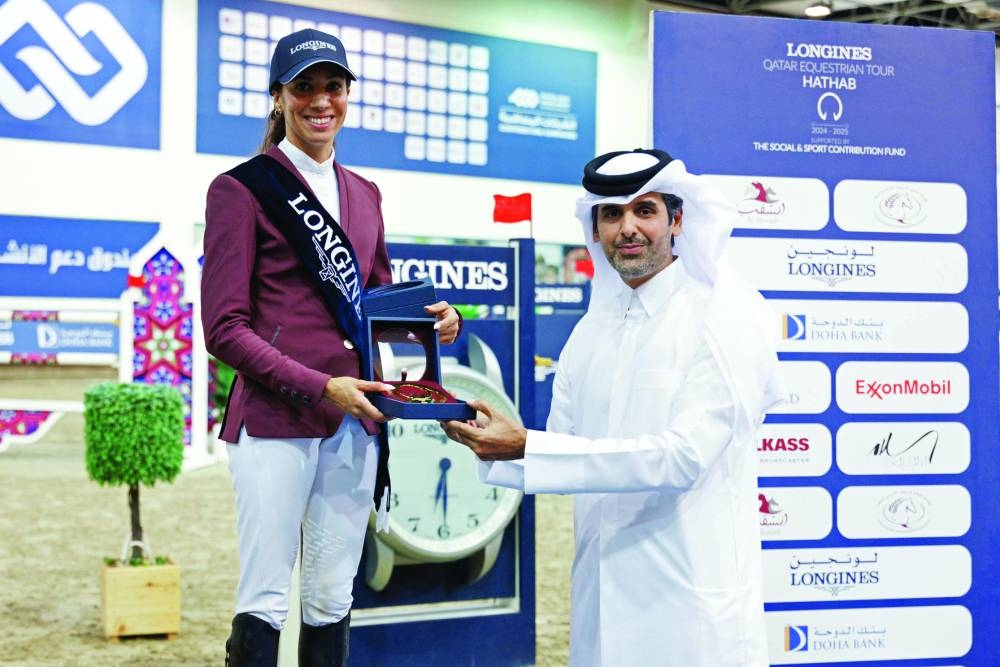 Ambassador of Qatar to Azerbaijan Faisal bin Abdullah Hamad al-Hanzab presents the award to Big Tour winner Cyrine Cherif.