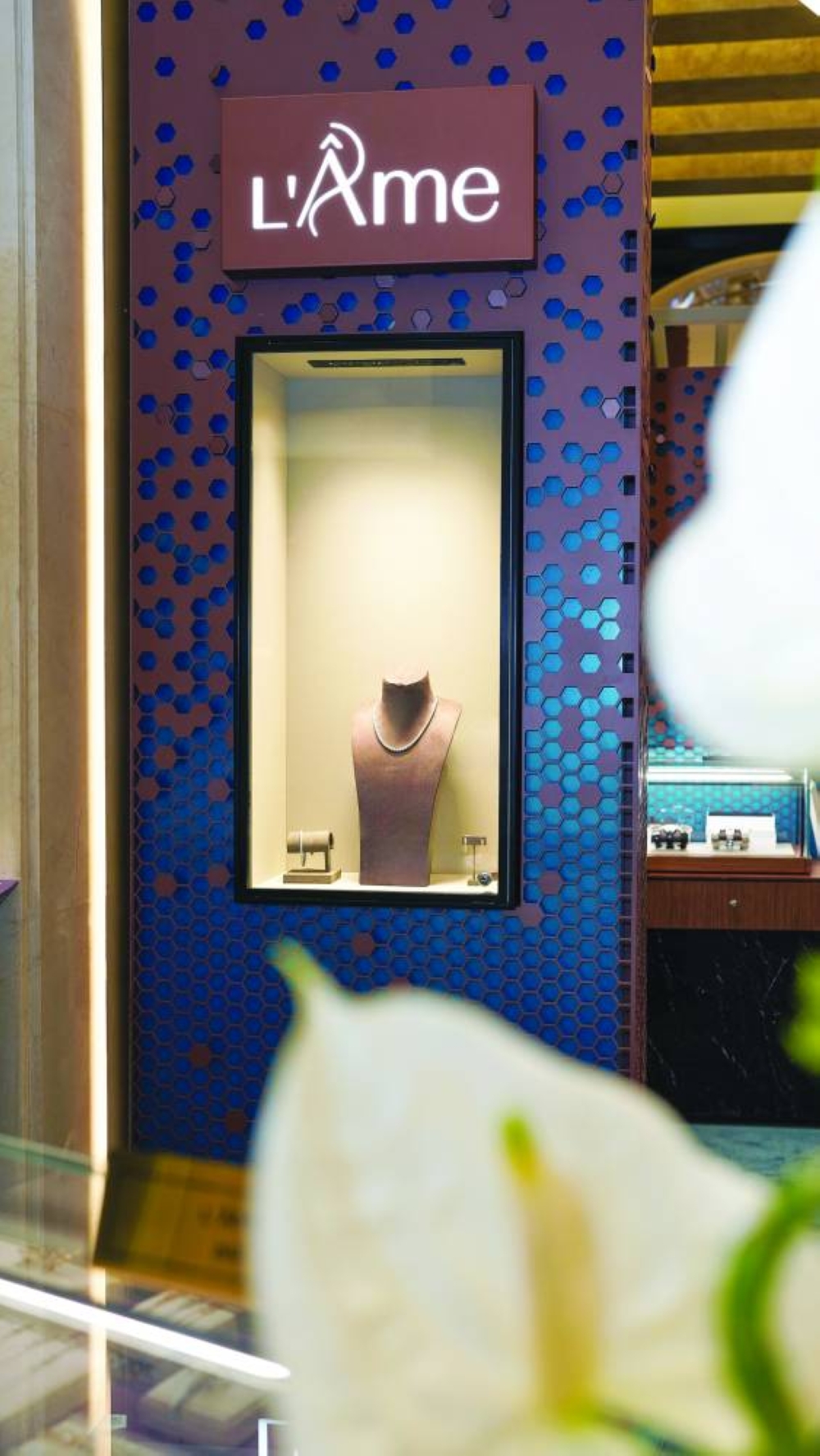 L’Âme, the exclusive Fifty One East brand, presented a space inspired by feminine grace, with pink gradients and gold accents against structured grey tones.