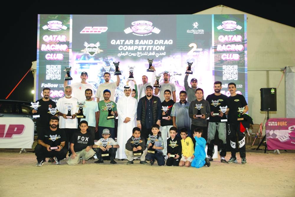 
Director QRC Sheikh Jabor bin Khalid al-Thani poses with the winners of the second round of the Qatar Sand Drag Competition. 