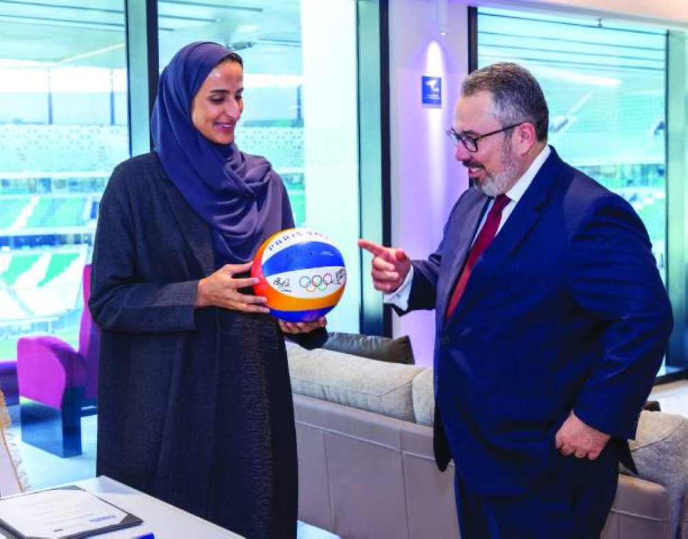 HE Sheikha Hind bint Hamad al-Thani and Fabio Azevedo at the signing ceremony.