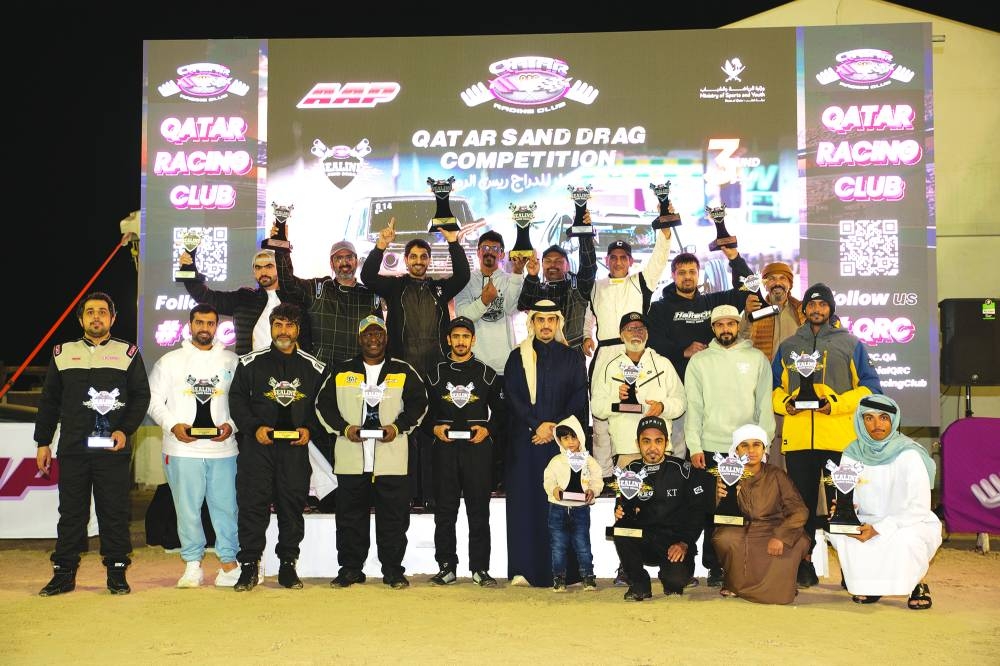 
Director of QRC Sheikh Jabor bin Khalid al-Thani poses with the winners of the third round of the Qatar Sand Drag Competition. 