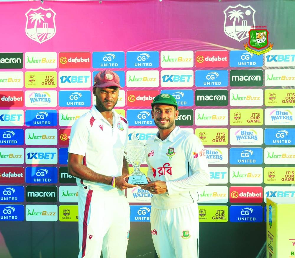 
Kraigg Brathwaite, the West Indies captain, and Mehidy Hasan Miraz, Bangladesh’s skipper, pose with the trophy after the Test series ended in a 1-1 draw. (@windiescricket) 