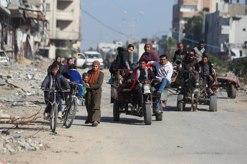 Displaced Palestinians make their way as they flee the northern part of Gaza, in Jabalia in the northern Gaza Strip, on Wednesday. REUTERS