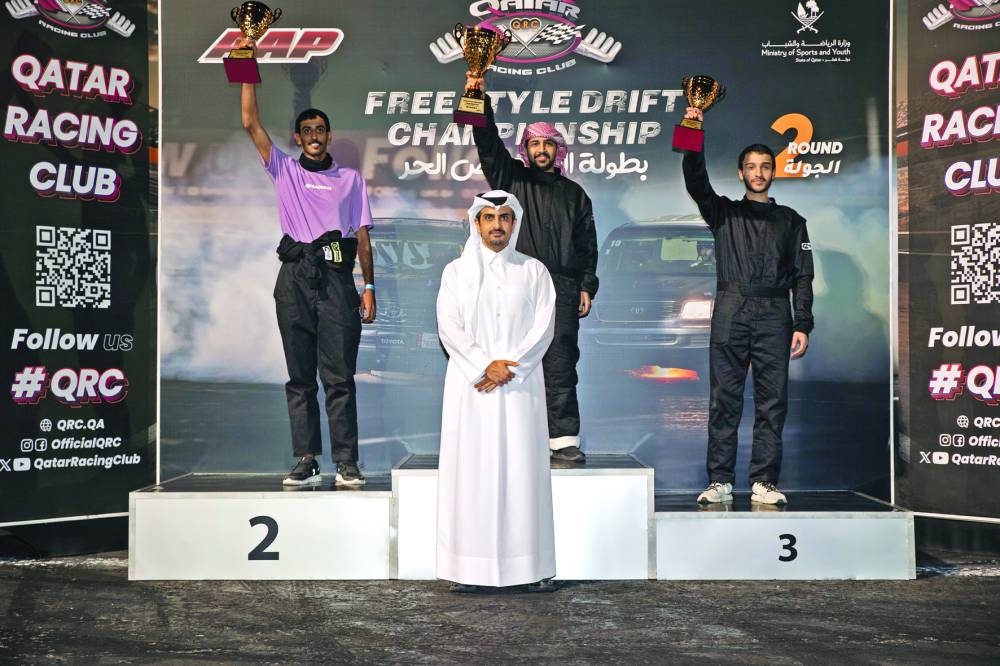 
Sheikh Jabor bin Khalid al-Thani, Director QRC, poses with the winners of the second round of the Qatar Freestyle Drifting Championship. 