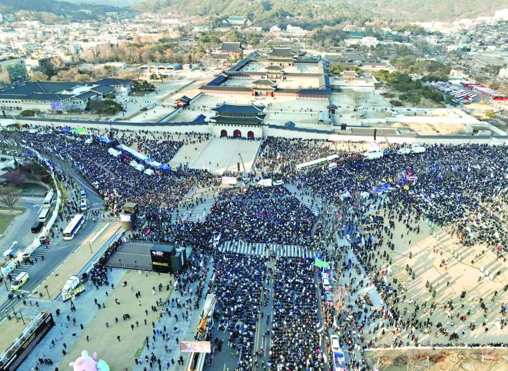 
Protesters take part in a rally calling for the ouster of South Korea’s impeached President Yoon Suk-yeol in front of the Gwanghwamun Gate of Gyeongbokgung Palace in Seoul yesterday. 