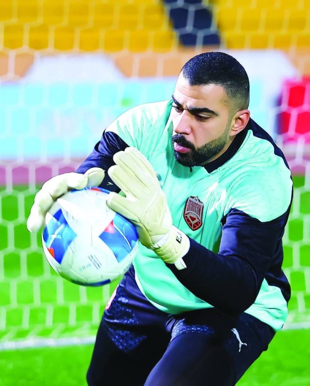 
Bahrain goalkeeper Ebrahim Lutfalla and Oman players (right) train yesterday, on the eve of the Arabian Gulf Cup final. 