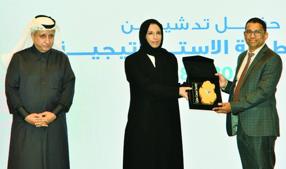 HE the Minister of Social Development and Family Buthaina bint Ali al-Jabr al-Nuaimi presenting the memento to LuLu Qatar&#039;s Shanavas Padiyath as QCS chairman HE Sheikh Dr Khalid bin Jaber al-Thani looks on.