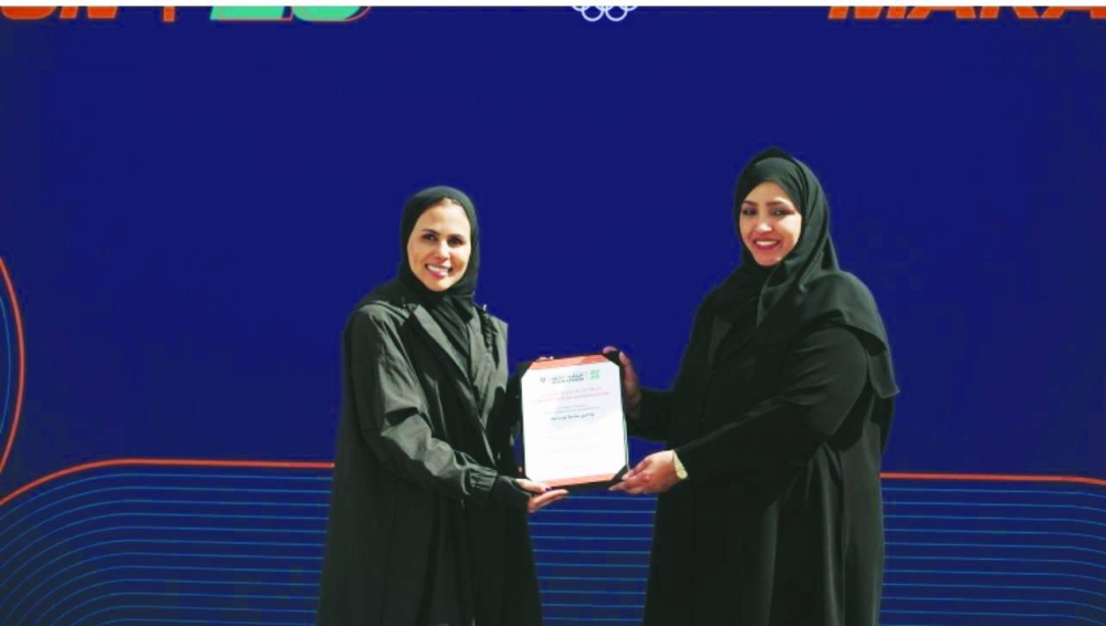 HE Sheikha Asma honouring al-Yafei.