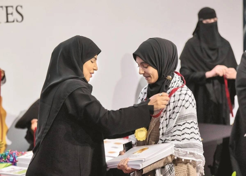Dr Hanan al Fayyadh honouring one of the winners