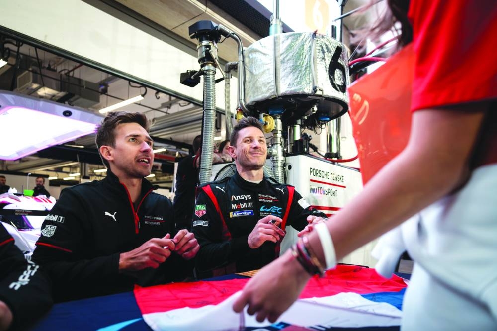 
Drivers are all smiles at autograph session, where fans had a chance to meet the stars of endurance racing. 
