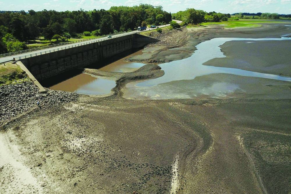 
Dried Canelon Grande reservoir and dam-bridge just north of Canelones, in southern Uruguay, taken on March 14, 2023, as the country goes through a severe drought.  (AFP/File Photo) 