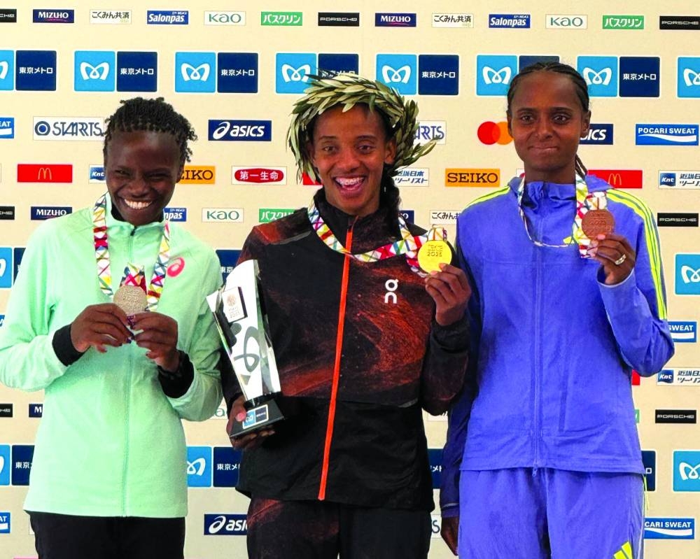 
The medal winners in the women’s marathon in Tokyo yesterday – Sutume Asefa Kebede (gold) of Ethiopia, Winfridah Moraa Moseti (silver) of Kenya and Hawk Feysa (bronze) of Ethiopia – pose for a group photograph. (@TokyoMarathon_E) 